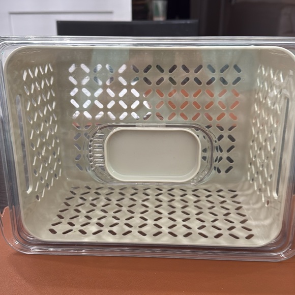 Martha Stewart stay fresh containers. Keep your fruits and vegetable fresh - Picture 3 of 4